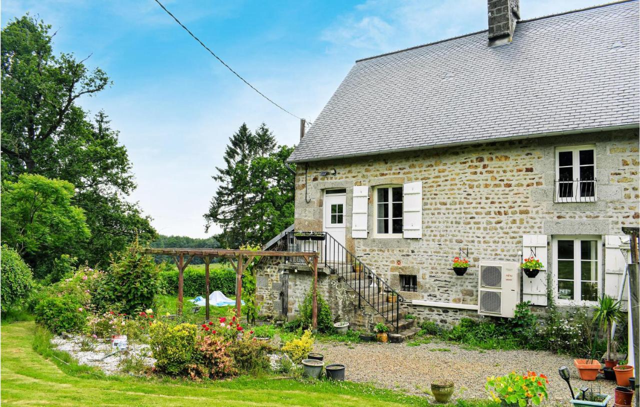 Awesome Home In Saint-Sever-Calvados With Kitchen Bagian luar foto