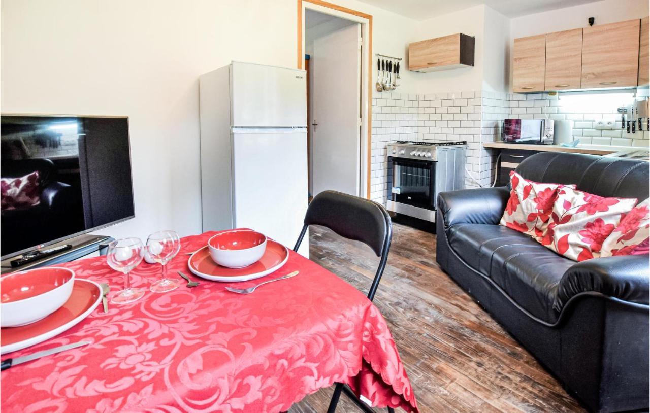 Awesome Home In Saint-Sever-Calvados With Kitchen Bagian luar foto