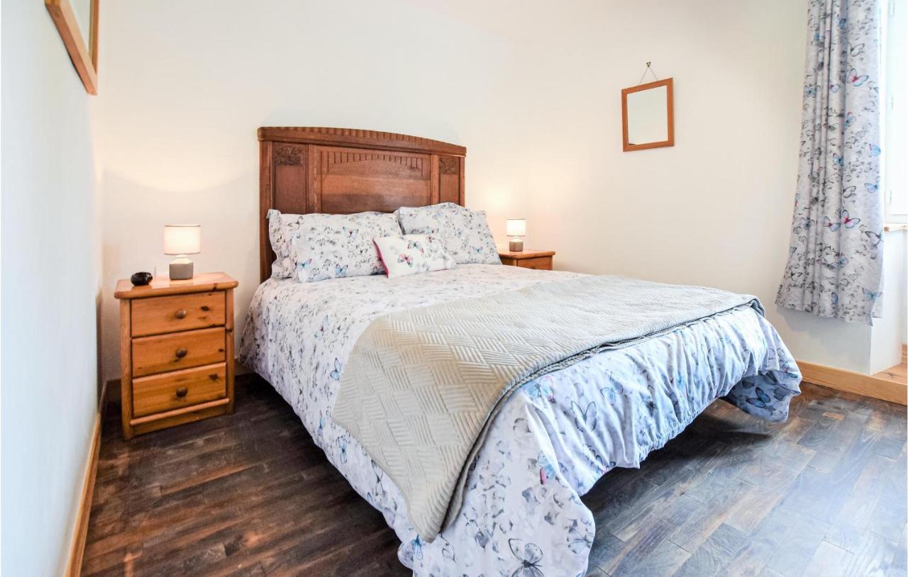 Awesome Home In Saint-Sever-Calvados With Kitchen Bagian luar foto