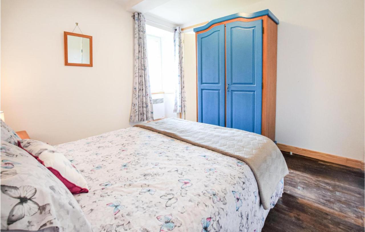 Awesome Home In Saint-Sever-Calvados With Kitchen Bagian luar foto
